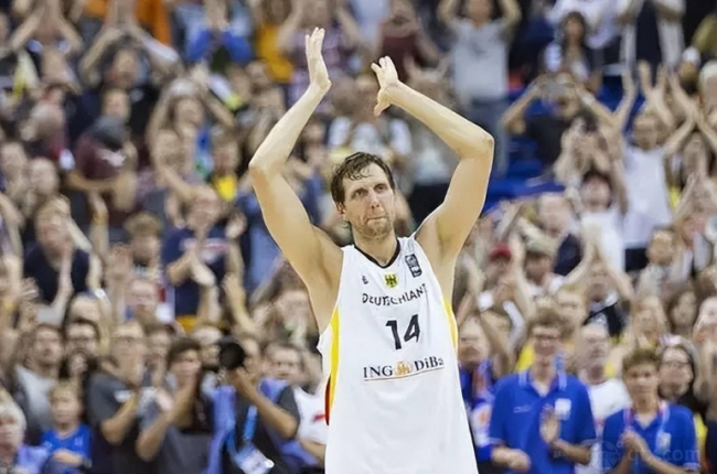 面授机宜C罗与科斯塔交流许久,随后科斯塔扑出埃里克森点球.