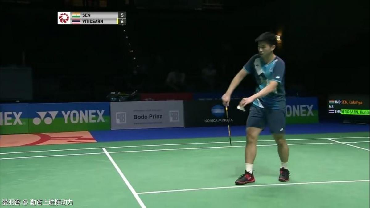 没看清?邵镤亮错穿魏黾哲球衣,在比赛中更换时吃到黄牌.